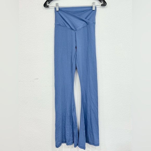 Offline By Aerie Crossover Flare Leggings Yoga Pants Blue Women’s Size Medium - Picture 1 of 3